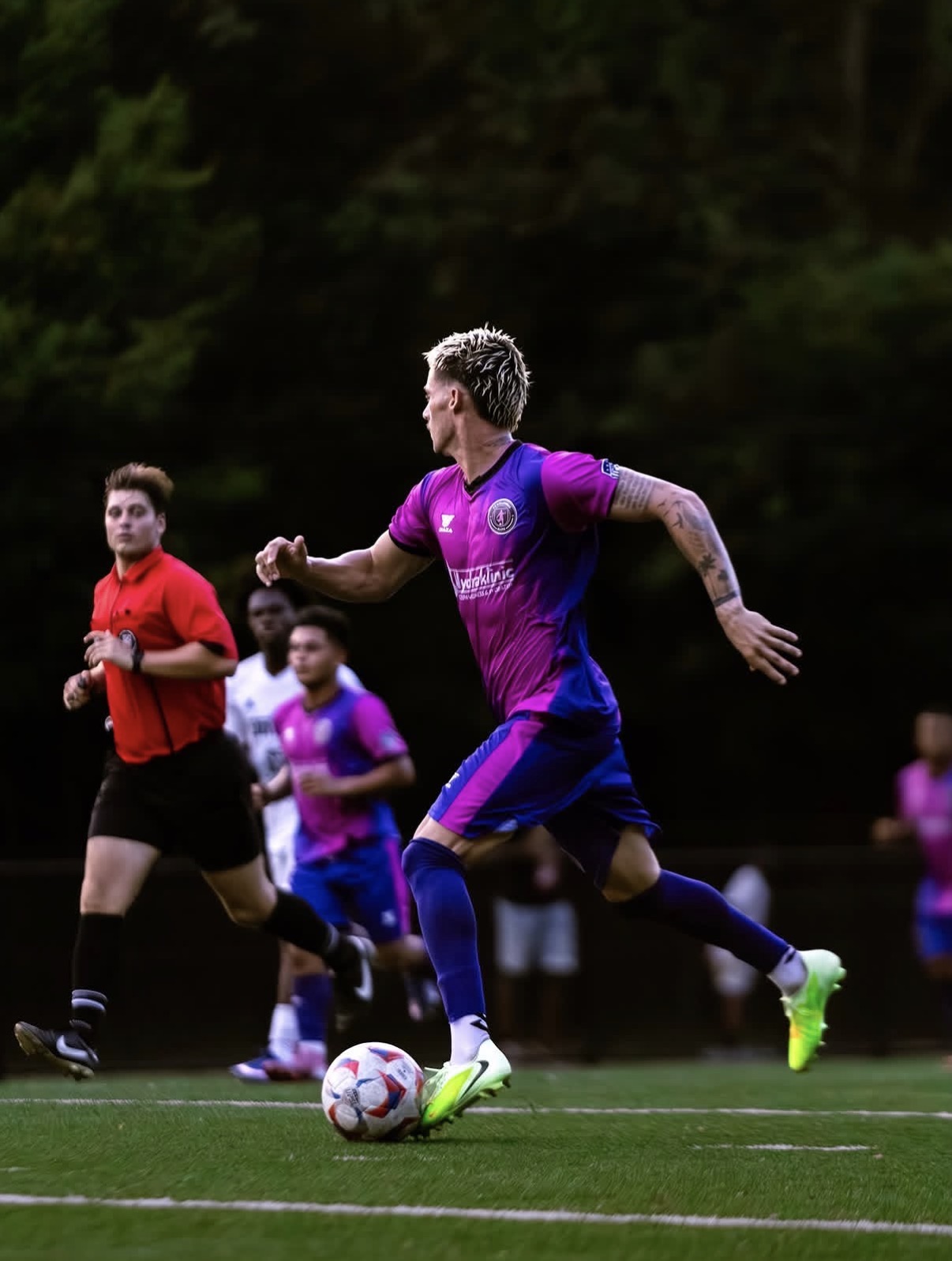 FC Columbus Elite player dribbling against UFA Lawrenceville